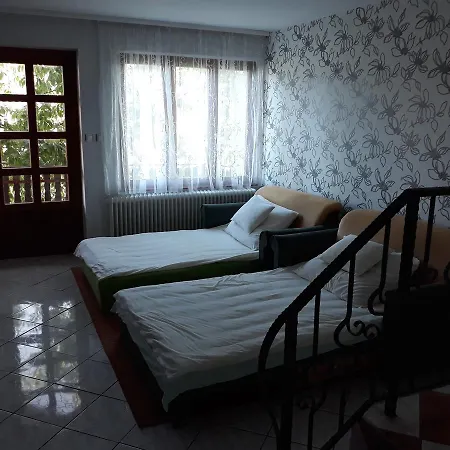 Rozsa Apartament *
