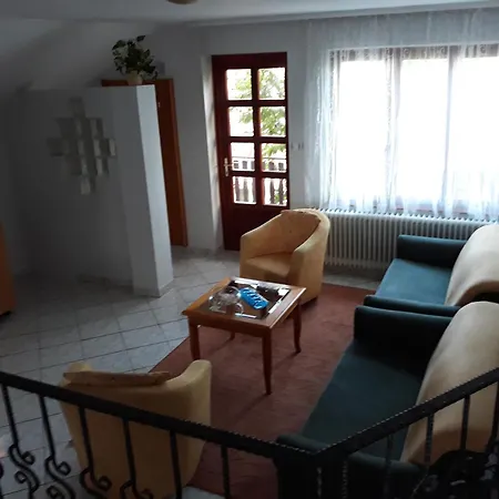 Rozsa Apartament *
